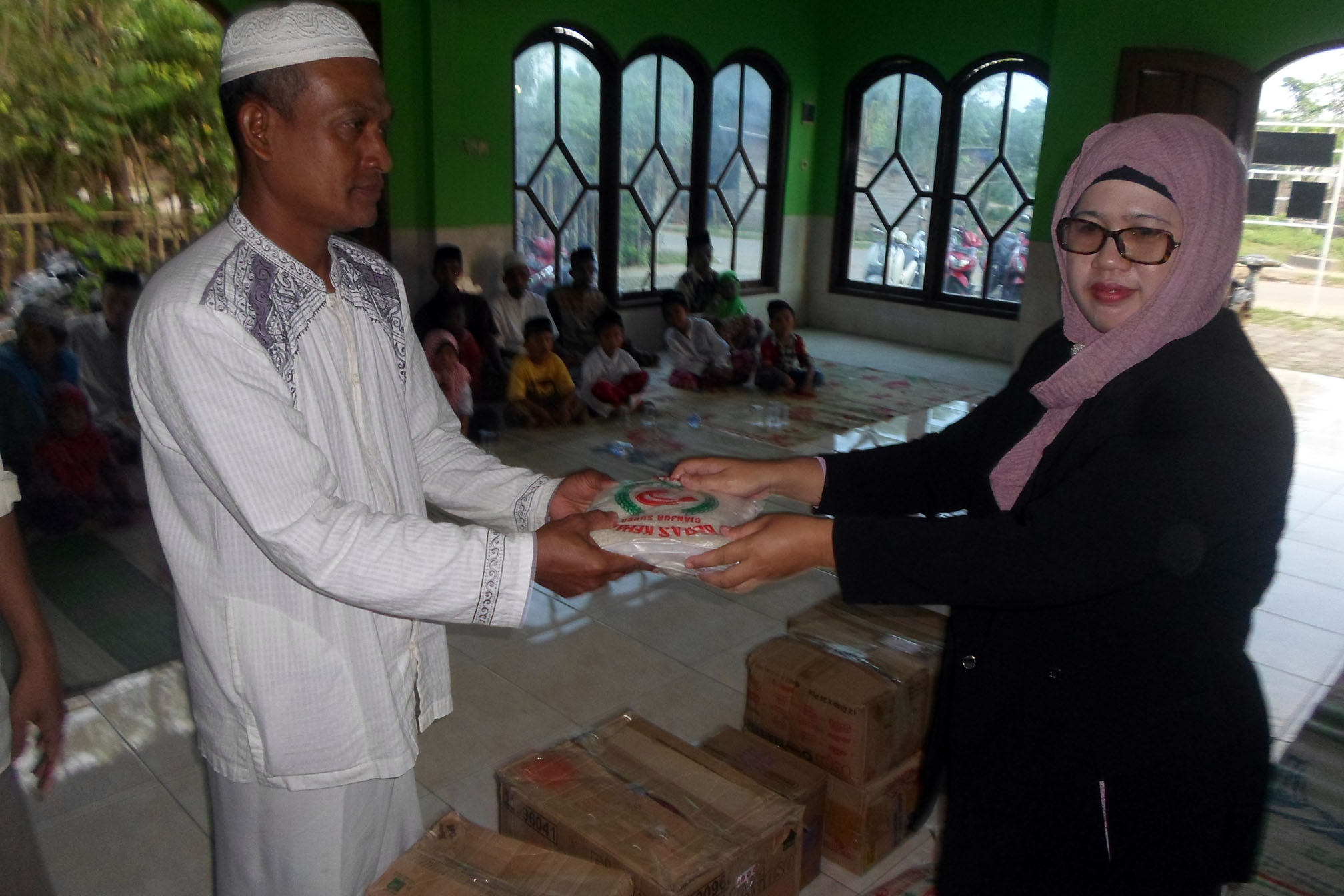 SERAHKAN BANTUAN: Perwakilan dari Ikdamuba, Wiwik Endang Triningsih menyerahkan bantuan sembako kepada warga pesisir di Desa Semat Kecamatan Tahunan, Jepara, baru-baru ini.