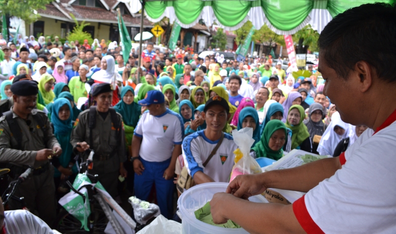Ribuan warga nahdliyin menantikan doorprize saat kegiatan Jalan Sehat, Jumat (26/2)