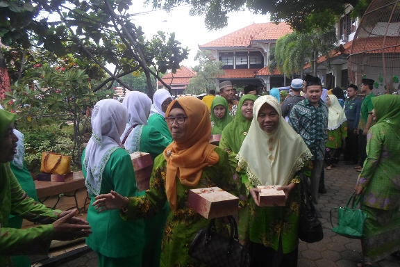 Para undangan baik dari NU maupun Muhammadiyah sudah mulai berdatangan di pelataran pendapa Kabupaten Jepara sejak pukul 08.00.