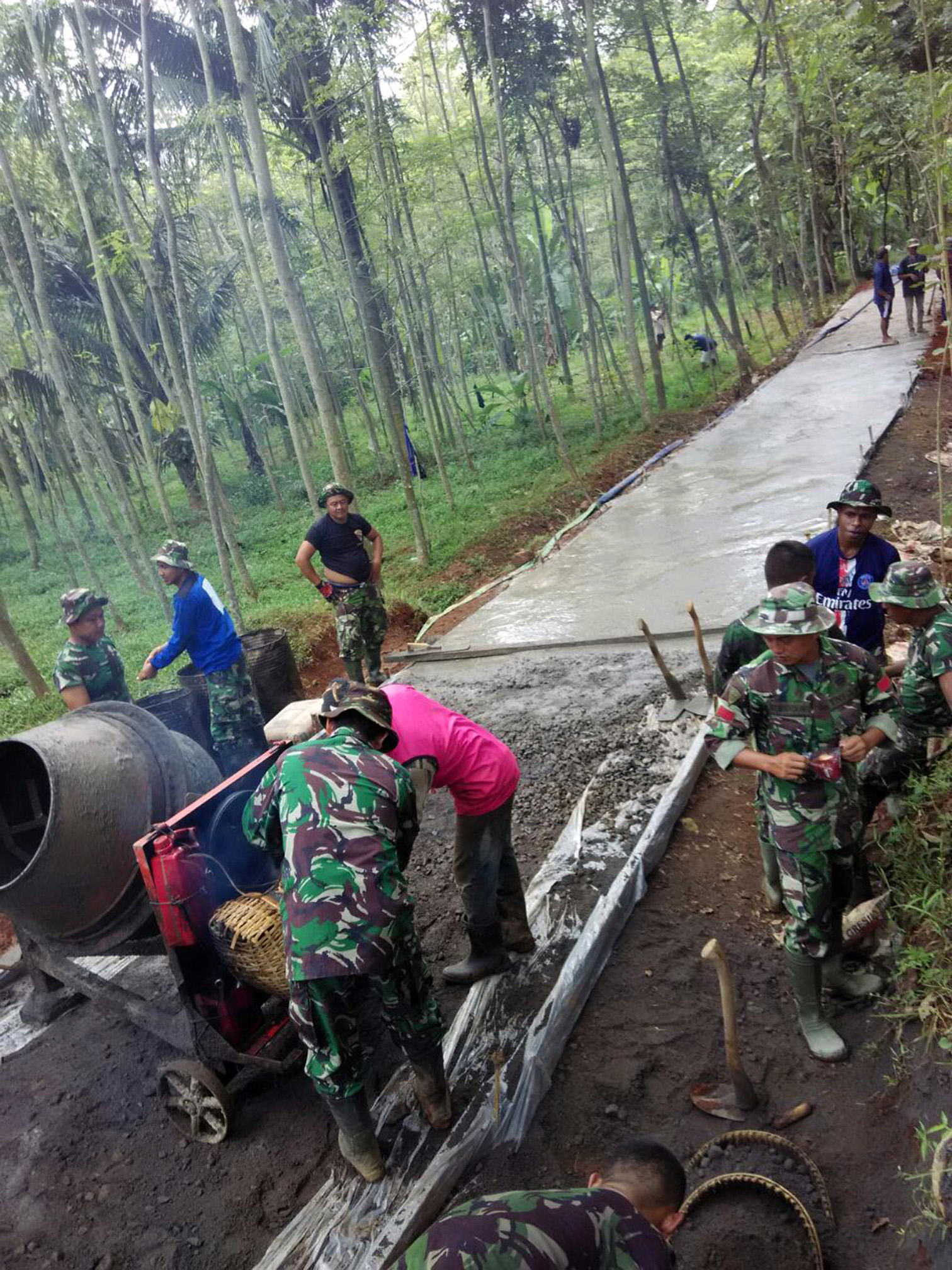 MEMBETON JALAN: Para tentara dan masyarakat saat membeton jalan Desa Bringin menuju Desa Bantrung Kecamatan Batealit, Jepara dalam program TMMD, Senin (26/9). 
